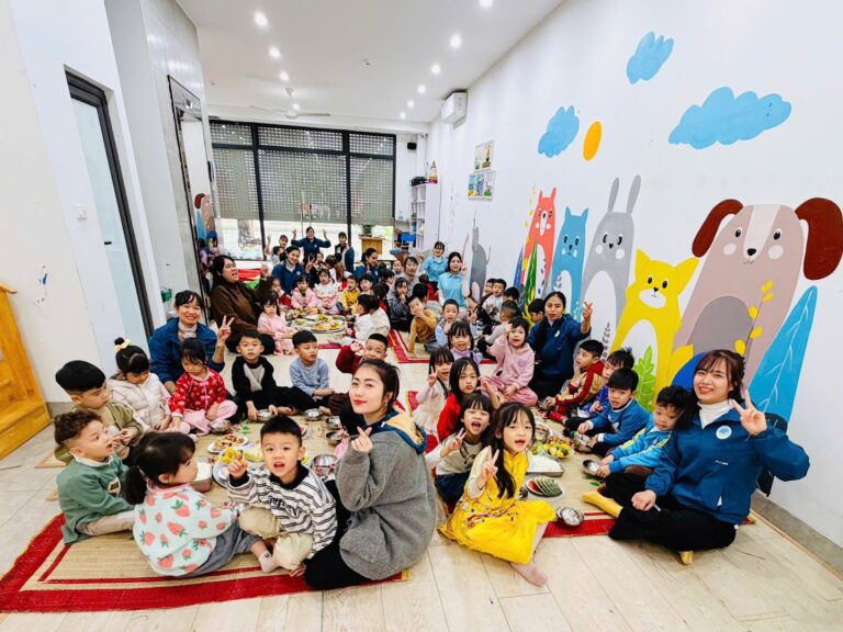 Hội chợ gói bánh chưng ngày Tết toàn trường Mầm Non Vin 2